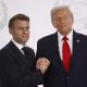 El presidente francés, Emmanuel Macron (izq.), y el presidente de EE.UU., Donald Trump (der.), se dan la mano en la Cumbre de Paz de Gaza en Sharm El-Sheikh, Egipto, el 13 de octubre de 2025. EFE/EPA/YOAN VALAT