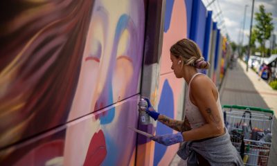 La artista española Amanda Arruti, conocida como Mandioh, realiza un mural de gran escala durante el proyecto 'Mural Ruzyne' en Praga, República Checa, el 18 de junio de 2026 (emitido el 19 de junio de 2026). Este proyecto forma parte del festival Urban Pictus, que se desarrolla del 15 al 30 de junio y presenta 30 obras de destacados artistas checos e internacionales del arte callejero. Cubriendo un muro de hormigón de más de 700 metros de largo, una vez finalizado será el tercer mural más largo de su tipo en Europa. EFE/EPA/MARTIN DIVISEK