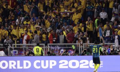 Jaminton Campaz (i) de Colombia celebra un gol con la tribuna este miércoles, en un partido del grupo K del Mundial de la FIFA 2026 entre Uzbekistán y Colombia, en el estadio Azteca en Ciudad de México (México). EFE/ José Méndez