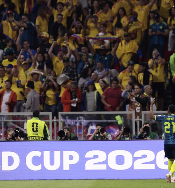 Jaminton Campaz (i) de Colombia celebra un gol con la tribuna este miércoles, en un partido del grupo K del Mundial de la FIFA 2026 entre Uzbekistán y Colombia, en el estadio Azteca en Ciudad de México (México). EFE/ José Méndez