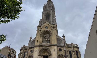 En la imagen, fachada de la iglesia decimonónica en la que han anidado dichas aves, en el barrio parisino de Ménilmontant. EFE/ Pol Lloberas Cardona