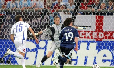 Fotografía de Youri Kochetkov, en la que puede verse en una imagen de archivo del 16 de junio de 2006 al jugador argentino Lionel Messi (d) a punto de marcar el 6-0 definitivo frente a Serbia y Montenegro. EFE