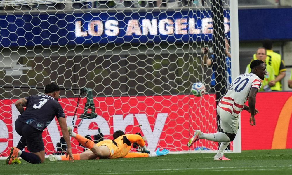 Folarin Balogun, de Estados Unidos (d), celebra al marcar el 3-0 durante el partido de la fase de grupos de la Copa Mundial de la FIFA 2026 entre EE.UU. y Paraguay en Los Ángeles, California (EE.UU.). EFE/SCOTT STRAZZANTE