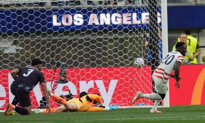 Folarin Balogun, de Estados Unidos (d), celebra al marcar el 3-0 durante el partido de la fase de grupos de la Copa Mundial de la FIFA 2026 entre EE.UU. y Paraguay en Los Ángeles, California (EE.UU.). EFE/SCOTT STRAZZANTE