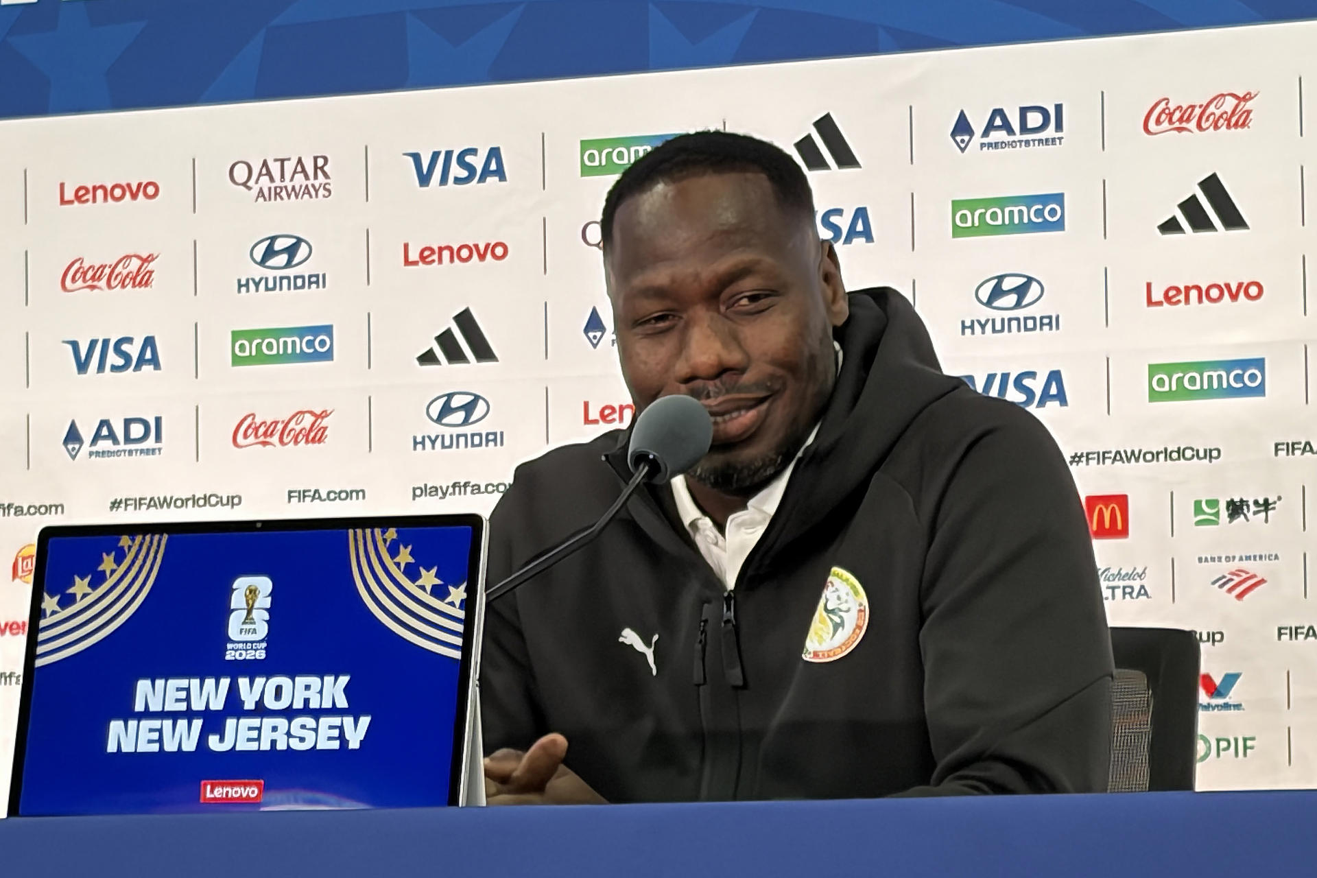 El seleccionador de Senegal, Pape Thiaw, habla en una rueda de prensa en Nueva Jersey (Estados Unidos). EFE/ Jan Téllez Asensio