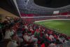 Hinchas de Marruecos reunidos este sábado en el Estadio Moulay Hassan de Rabat siguen el partido inaugural del Grupo C del Mundial contra Brasil jugado en la ciudad estadounidense de Newark y que terminó igualado 1-1. EFE/EPA/JALAL MORCHIDI
