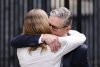 El primer ministro británico, Keir Starmer (d), abraza a su esposa Victoria tras realizar una declaración en la calle Downing Street, Londres, Reino Unido, 22 de junio de 2026. Keir Starmer ha dimitido como primer ministro del Reino Unido. (Reino Unido, Londres) EFE/EPA/TOLGA AKMEN