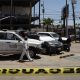 Integrantes de la Policía de México custodian la zona de un crimen este sábado, en Tijuana (México). EFE/Joebeth Terríquez
