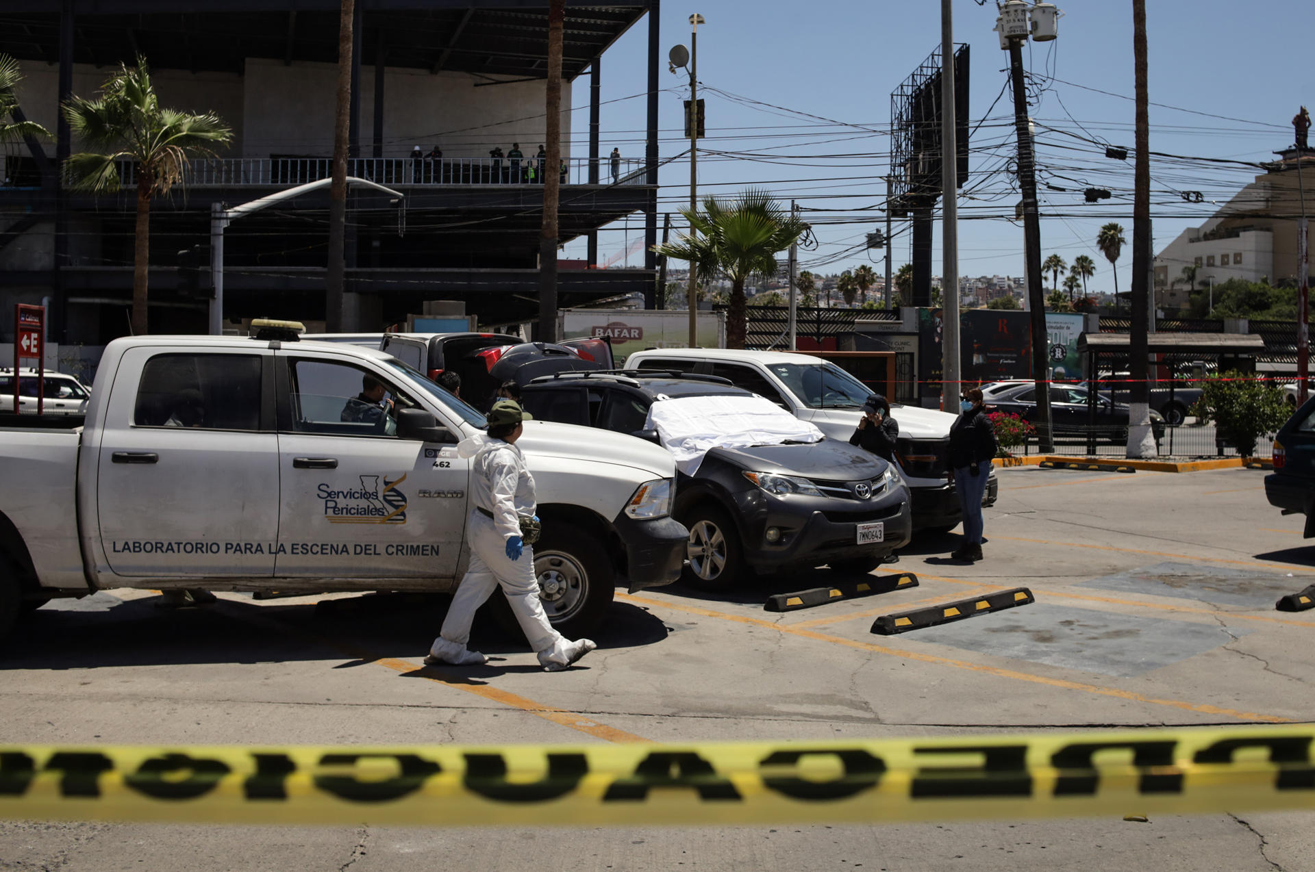 Integrantes de la Policía de México custodian la zona de un crimen este sábado, en Tijuana (México). EFE/Joebeth Terríquez