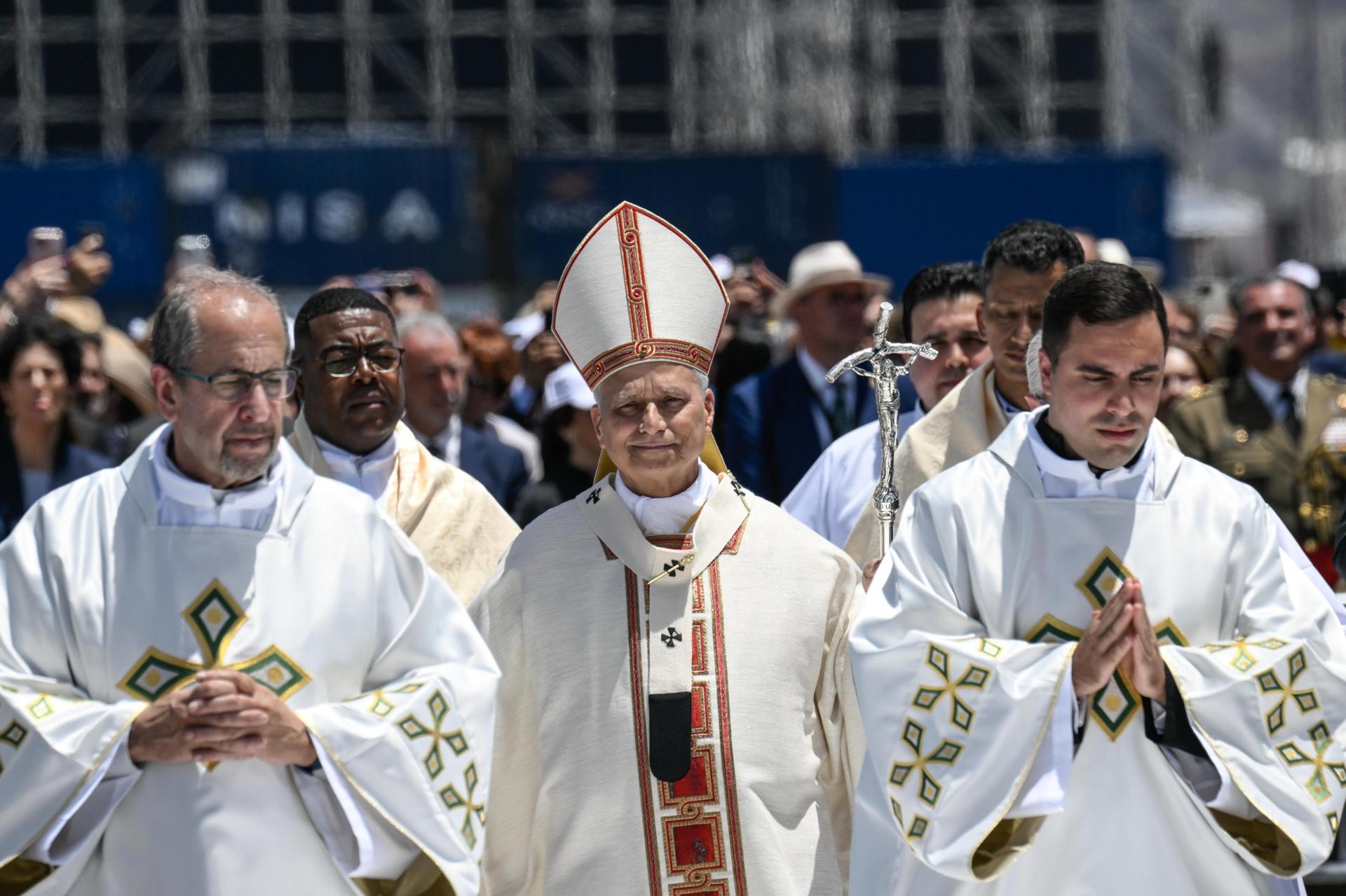 - El Papa León XIV oficia una misa en el puerto de Santa Cruz de Tenerife, Isla de Tenerife, Islas Canarias, España, 12 de junio de 2026. El pontífice visita Tenerife en el último día de su viaje a España tras visitar Madrid, Barcelona y la Isla de Gran Canaria. (Papa, España) EFE/EPA/CIRO FUSCO