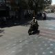 Una motocicleta pasa por encima de una bandera estadounidense pintada en una calle de Teherán, Irán, este miércoles 10 de junio de 2026. Según el Comando Central de EE. UU. (CENTCOM), se llevaron a cabo ataques contra Irán cerca del Estrecho de Ormuz el 9 de junio en respuesta al derribo de un helicóptero Apache del Ejército de EE. UU. (Teherán) EFE/EPA/ABEDIN TAHERKENAREH RESTRICCIONES: SIN Acceso Medios de Israel/Cadenas de Televisión en Idioma Persa Fuera de Irán/Estrictamente SIN Acceso BBC Persa/VOA Persa/Manoto TV/Iran International TV. (Según lo ordenado por la Dirección General de Medios Extranjeros de Irán) --