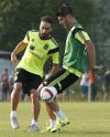 Fotografía de Sergio Barrenechea, en la que puede verse en una imagen de archivo del 13 de junio de 2015 a los futbolistas españoles Dani Carvajal (i) y Álvaro Morata (d), durante un entrenamiento de la selección. EFE
