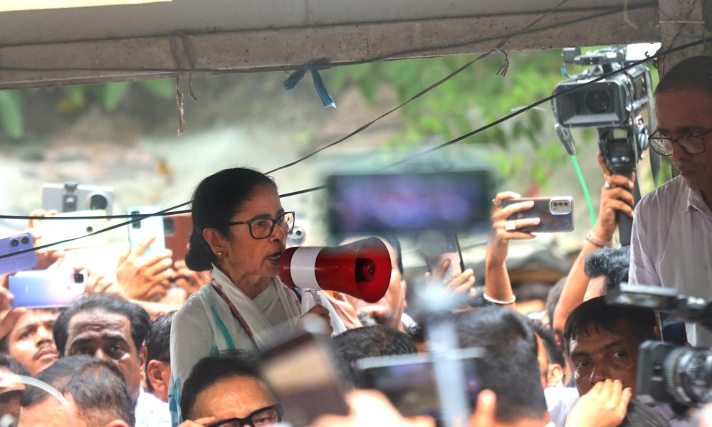 Nueva Delhi, 2 jun (EFE).- La histórica dirigente india Mamata Banerjee, la principal rival política durante años del primer ministro Narendra Modi, encabezó este martes una protesta en Calcuta para denunciar presuntos ataques contra su partido tras la pérdida de su Gobierno en la región de Bengala Occidental.
EFE/EPA/PIYAL ADHIKARY