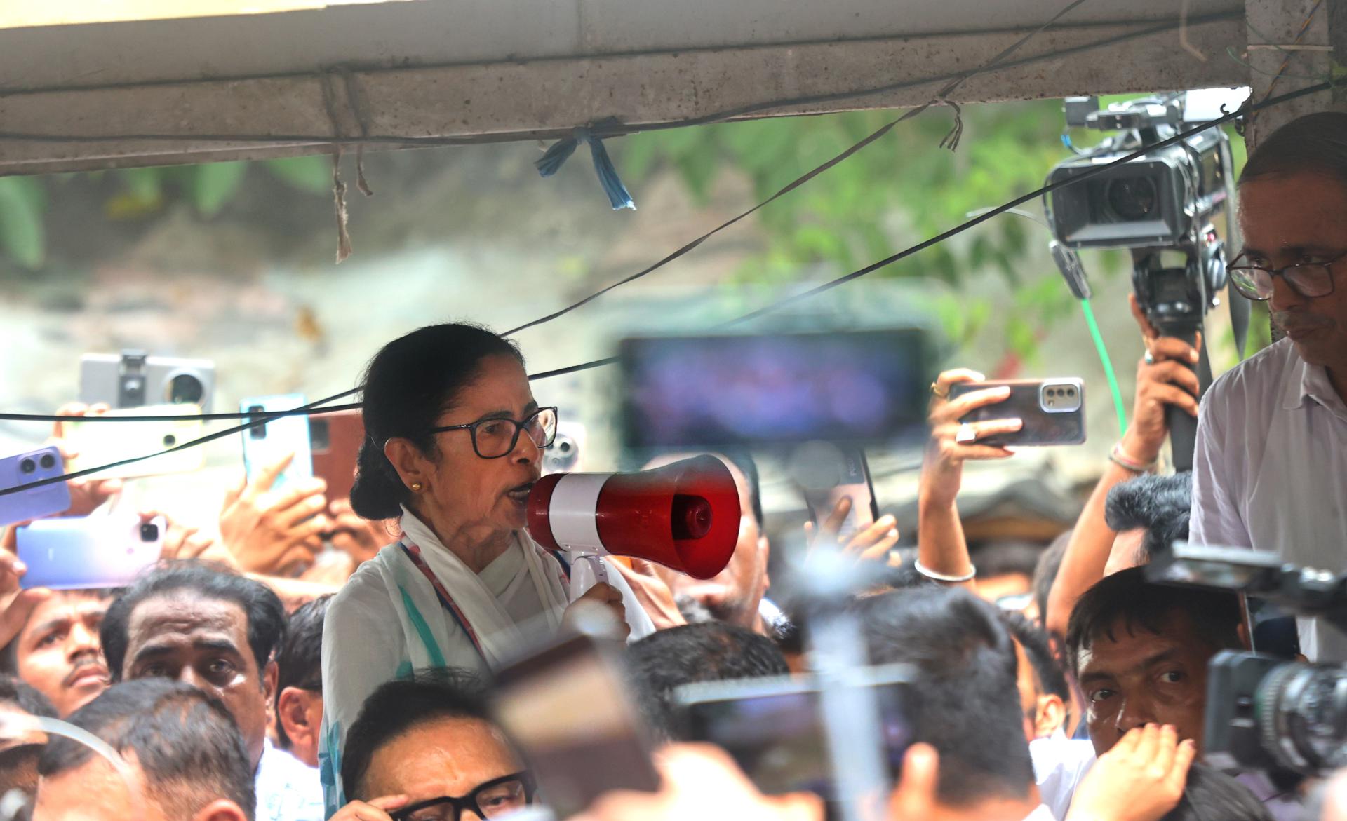 Nueva Delhi, 2 jun (EFE).- La histórica dirigente india Mamata Banerjee, la principal rival política durante años del primer ministro Narendra Modi, encabezó este martes una protesta en Calcuta para denunciar presuntos ataques contra su partido tras la pérdida de su Gobierno en la región de Bengala Occidental.
EFE/EPA/PIYAL ADHIKARY