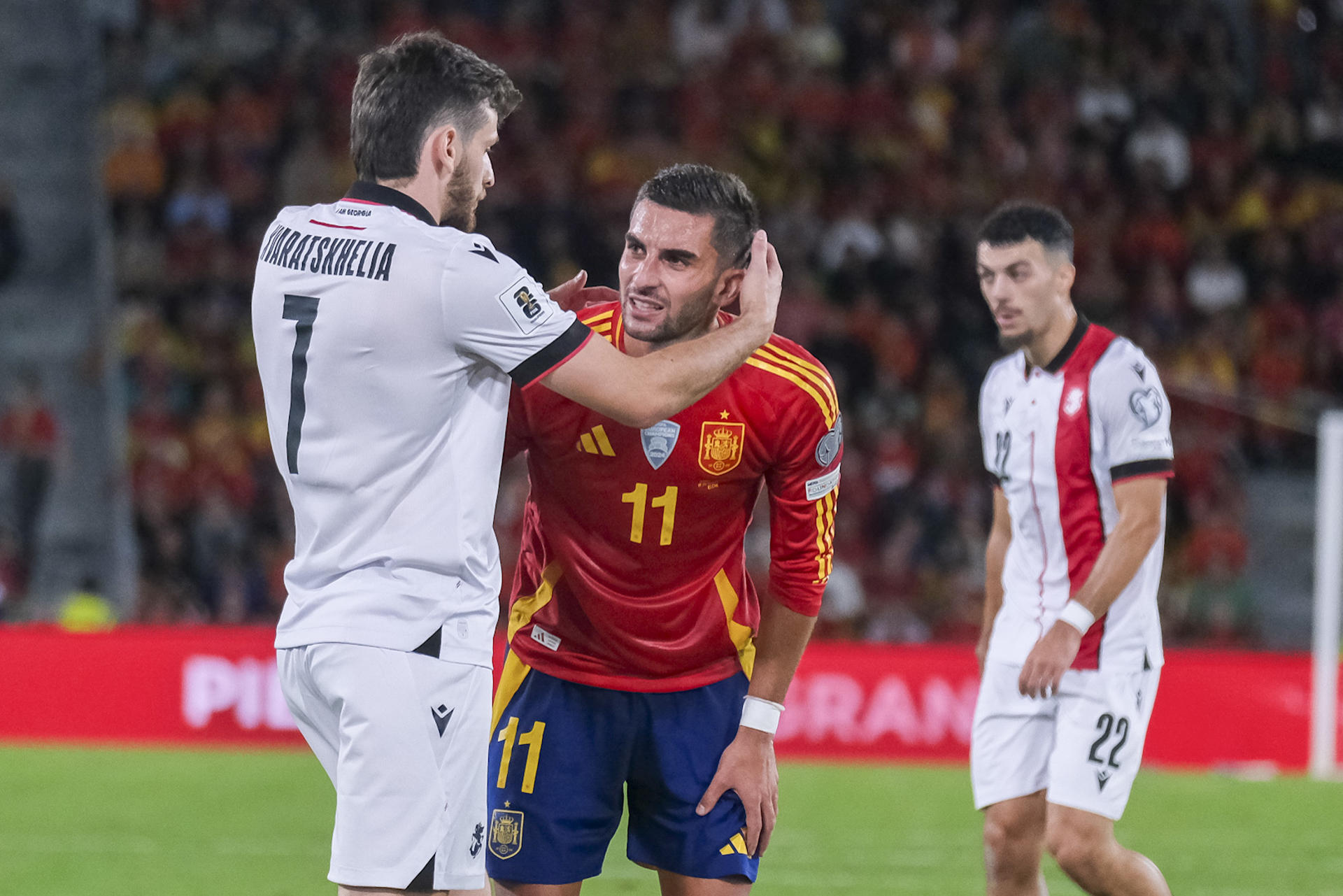 Fotografía de Pablo Miranzo, en la que puede verse en una imagen de archivo del 11 de octubre de 2025 al futbolista de Georgia Khvicha Kvaratskhelia (i), durante un partido contra España. EFE