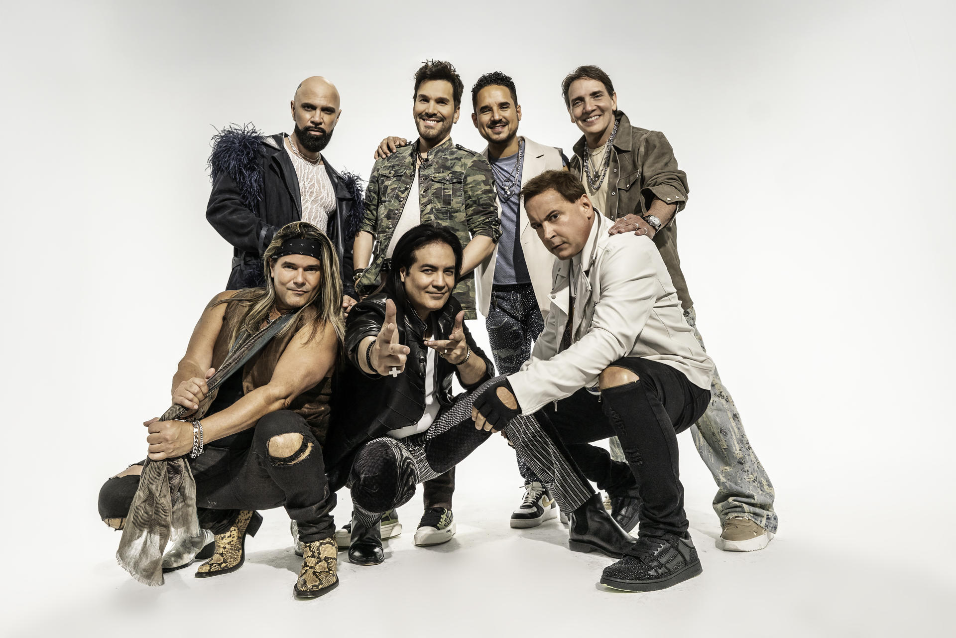 Fotografía cedida por The Exclusive Agency que muestra a la agrupación musical puertorriqueña Menudo posando, que fue un fenómeno musical mundial y anunció este lunes que celebra sus 50 años de historia reuniendo a siete de sus exmiembros en una gira por Estados Unidos, México y Puerto Rico. EFE/ Kike San Martin/ The Exclusive Agency /SOLO USO EDITORIAL/ NO VENTAS/ SOLO DISPONIBLE PARA ILUSTRAR LA NOTICIA QUE ACOMPAÑA (CRÉDITO OBLIGATORIO)