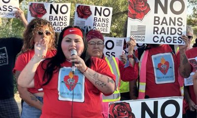 Fotografía del 30 de mayo de 206 que muestra a la 'influencer' mexicana Karla Toledo (i), hablando durante un evento en contra de los arrestos y deportaciones, en el Centro Comunitario en Tucson, Arizona (EE.UU.). EFE/ María León