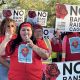 Fotografía del 30 de mayo de 206 que muestra a la 'influencer' mexicana Karla Toledo (i), hablando durante un evento en contra de los arrestos y deportaciones, en el Centro Comunitario en Tucson, Arizona (EE.UU.). EFE/ María León