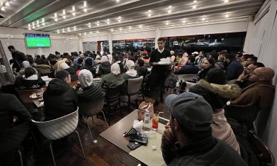 Fotografía de Mohamed Siali, en la que puede verse en una imagen de archivo del 29 de marzo de 2022 a marroquíes viendo un partido de fútbol por televisión en un café de la ciudad de Salé (vecina de Rabat). EFE