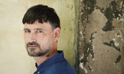 Ulises Porra, director del filme 'Bajo el mismo sol', cinta que ofrece una "mirada crítica" a la colonización española en el Caribe, durante una entrevista con EFE.EFE/ Enric Fontcuberta.