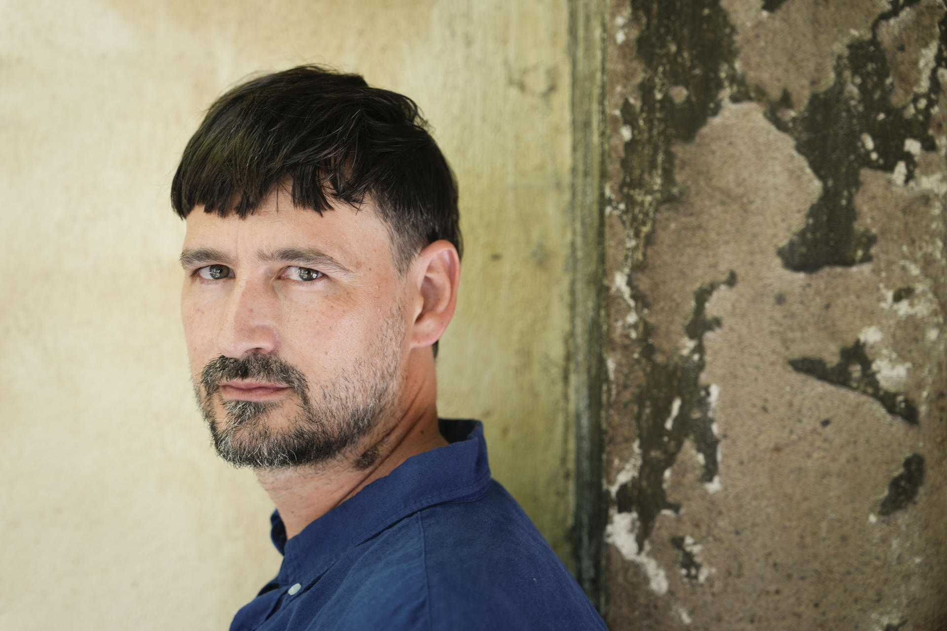 Ulises Porra, director del filme 'Bajo el mismo sol', cinta que ofrece una "mirada crítica" a la colonización española en el Caribe, durante una entrevista con EFE.EFE/ Enric Fontcuberta.