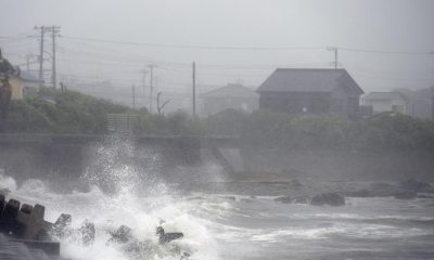 Efectos en la costa de Japón provocados por la tormenta tropical severa Jangmi.
EFE/EPA/FRANCK ROBICHON