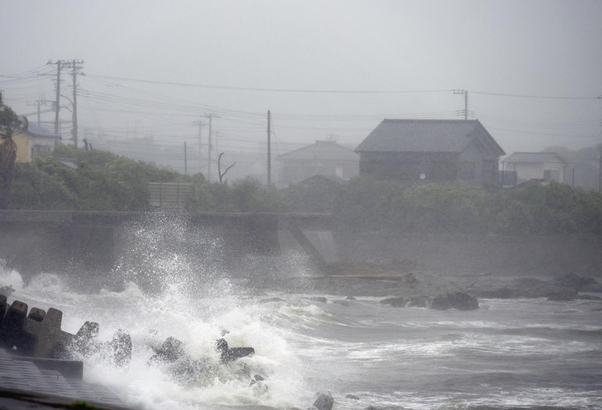 Efectos en la costa de Japón provocados por la tormenta tropical severa Jangmi.
EFE/EPA/FRANCK ROBICHON