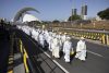 .- Numerosos sacerdotes salen de la sacristía instalada en el Auditorio Adán Martín de Santa Cruz de Tenerife para la misa del papa León XIV en el puerto de la ciudad ante miles de personas. EFE/Miguel Barreto
