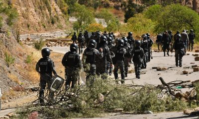 Integrantes de la Policía de Bolivia patrullan durante un operativo de desbloqueo del Ejercito y la Policía de Bolivia en Cochabamba (Bolivia). EFE/Jorge Abrego