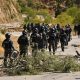 Integrantes de la Policía de Bolivia patrullan durante un operativo de desbloqueo del Ejercito y la Policía de Bolivia en Cochabamba (Bolivia). EFE/Jorge Abrego