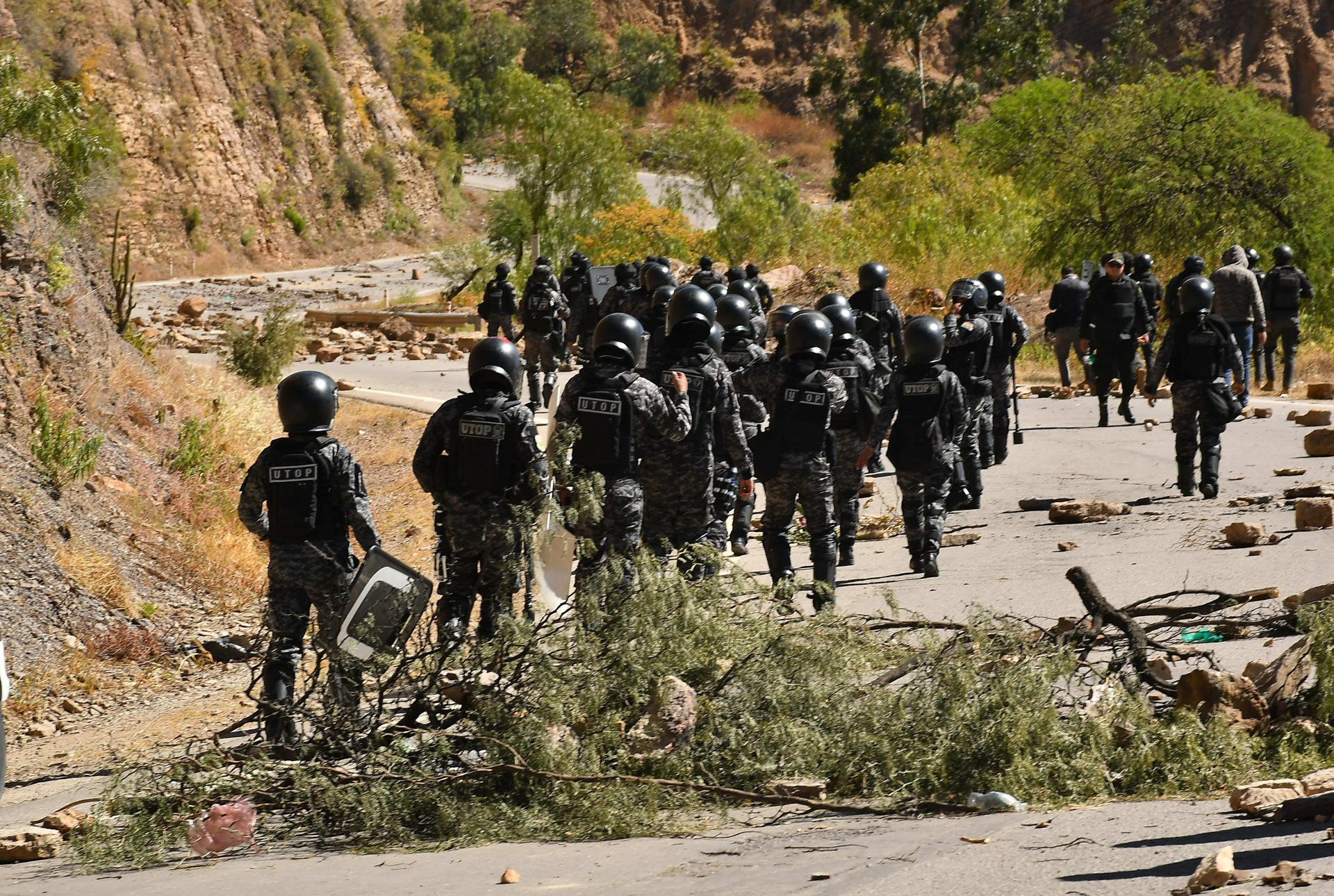 Integrantes de la Policía de Bolivia patrullan durante un operativo de desbloqueo del Ejercito y la Policía de Bolivia en Cochabamba (Bolivia). EFE/Jorge Abrego