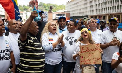 Personas participan en una protesta de sindicalistas a las afueras del Consejo Nacional Electoral este martes, en Caracas (Venezuela). EFE/ Ronald Peña
