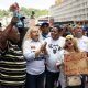 Personas participan en una protesta de sindicalistas a las afueras del Consejo Nacional Electoral este martes, en Caracas (Venezuela). EFE/ Ronald Peña