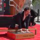 El actor español Javier Bardem toma las huellas de sus manos durante una ceremonia este martes, en el TCL Chinese Theatre de Los Ángeles (EE.UU.) EFE/Mónica Rubalcava