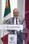 El gobernador de Michoacán, Alfredo Ramírez, habla en una rueda de prensa este martes, en Ciudad de México (México). EFE/Sáshenka Gutiérrez
