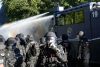 Miles de personas participan este sábado en Ginebra en una manifestación contra el G7, que se celebra en la vecina localidad francesa de Évian, en la que se han producido diversos enfrentamientos con la policía y actos de vandalismo. EFE/Edgar Sapiña