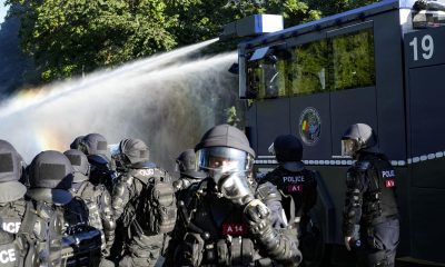 Miles de personas participan este sábado en Ginebra en una manifestación contra el G7, que se celebra en la vecina localidad francesa de Évian, en la que se han producido diversos enfrentamientos con la policía y actos de vandalismo. EFE/Edgar Sapiña