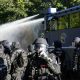 Miles de personas participan este sábado en Ginebra en una manifestación contra el G7, que se celebra en la vecina localidad francesa de Évian, en la que se han producido diversos enfrentamientos con la policía y actos de vandalismo. EFE/Edgar Sapiña