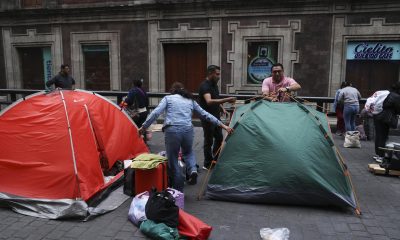 Maestros de la Coordinadora Nacional de Trabajadores de la Educación levantan los plantones que mantenían, tras una jornada de deliberaciones internas en la que sus dirigentes admitieron avances parciales con la Secretaría de Educación Pública, en Ciudad de México (México). EFE/ Madla Hartz
