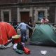 Maestros de la Coordinadora Nacional de Trabajadores de la Educación levantan los plantones que mantenían, tras una jornada de deliberaciones internas en la que sus dirigentes admitieron avances parciales con la Secretaría de Educación Pública, en Ciudad de México (México). EFE/ Madla Hartz