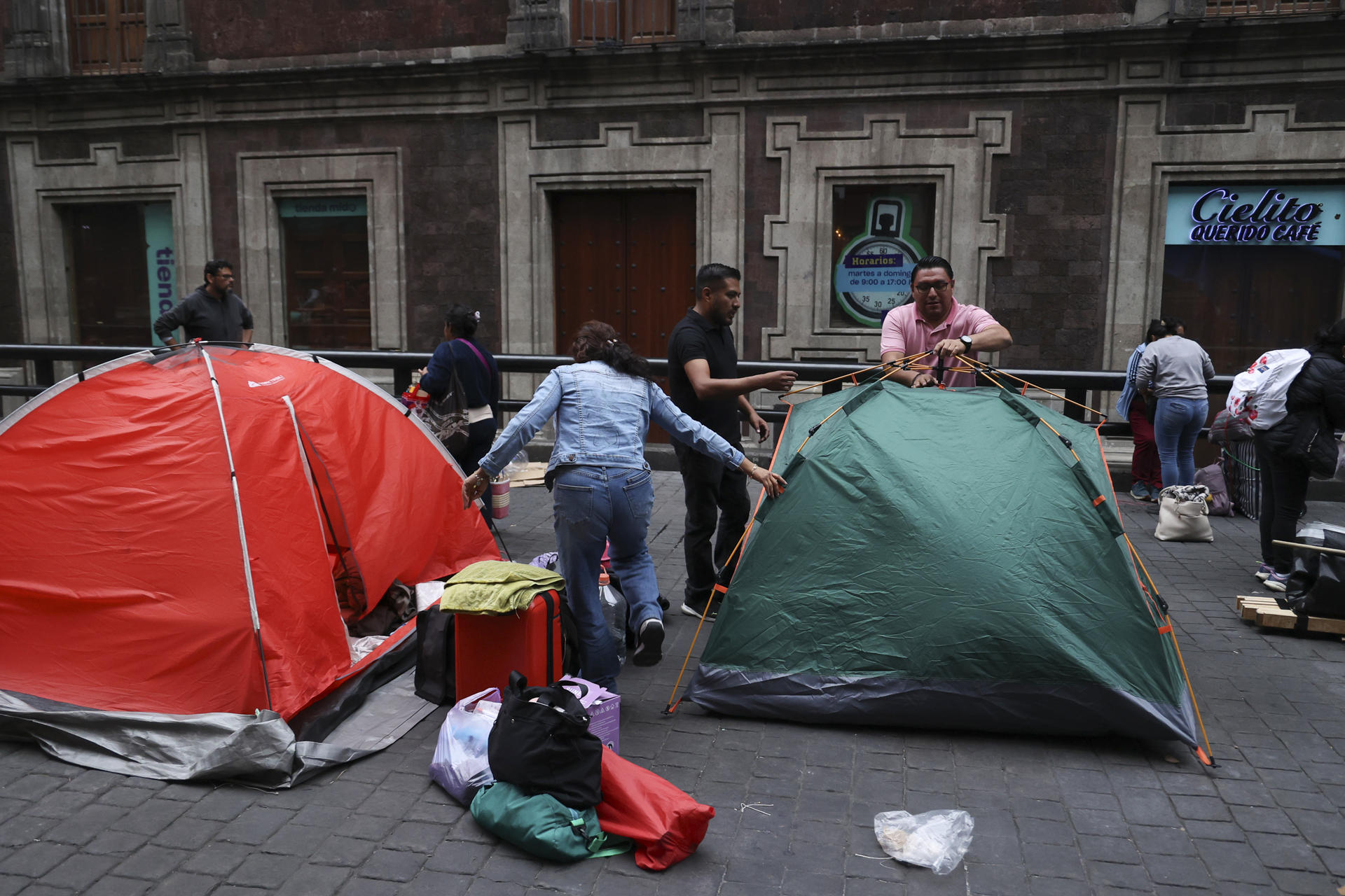 Maestros de la Coordinadora Nacional de Trabajadores de la Educación levantan los plantones que mantenían, tras una jornada de deliberaciones internas en la que sus dirigentes admitieron avances parciales con la Secretaría de Educación Pública, en Ciudad de México (México). EFE/ Madla Hartz