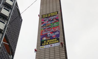 Activistas de Greenpeace México colocan un afiche en la Estela de Luz este martes, en Ciudad de México (México). EFE/Eduardo Guerra