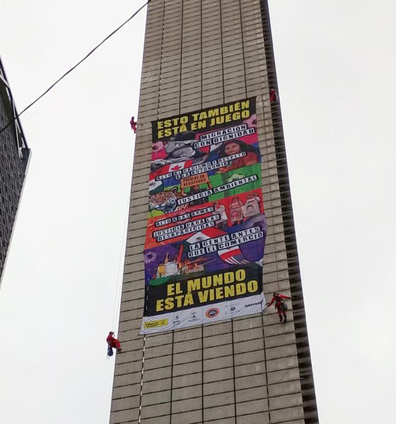 Activistas de Greenpeace México colocan un afiche en la Estela de Luz este martes, en Ciudad de México (México). EFE/Eduardo Guerra