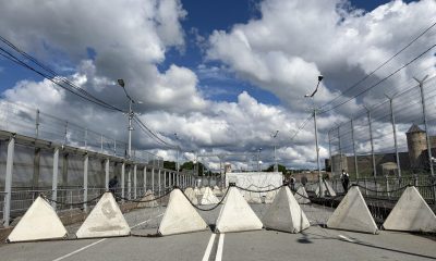 Una valla, concertinas y dientes de dragón sobre el "Puente de la Amistad" separan a la ciudad estonia de Narva de la localidad de Ivángorod, en Rusia, en una frontera que luce tan parada -sin vehículos y sólo usada por unos pocos viandantes- como tensa es la relación entre la nación báltica y su vecino ruso. EFE/Salvador Martínez Mas