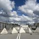 Una valla, concertinas y dientes de dragón sobre el "Puente de la Amistad" separan a la ciudad estonia de Narva de la localidad de Ivángorod, en Rusia, en una frontera que luce tan parada -sin vehículos y sólo usada por unos pocos viandantes- como tensa es la relación entre la nación báltica y su vecino ruso. EFE/Salvador Martínez Mas