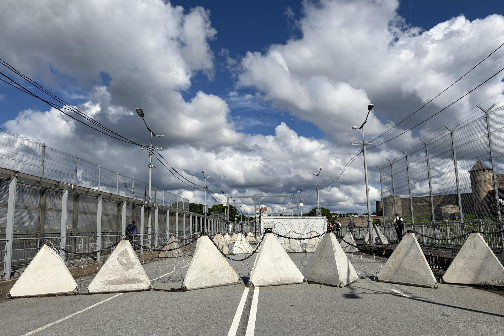 Una valla, concertinas y dientes de dragón sobre el "Puente de la Amistad" separan a la ciudad estonia de Narva de la localidad de Ivángorod, en Rusia, en una frontera que luce tan parada -sin vehículos y sólo usada por unos pocos viandantes- como tensa es la relación entre la nación báltica y su vecino ruso. EFE/Salvador Martínez Mas