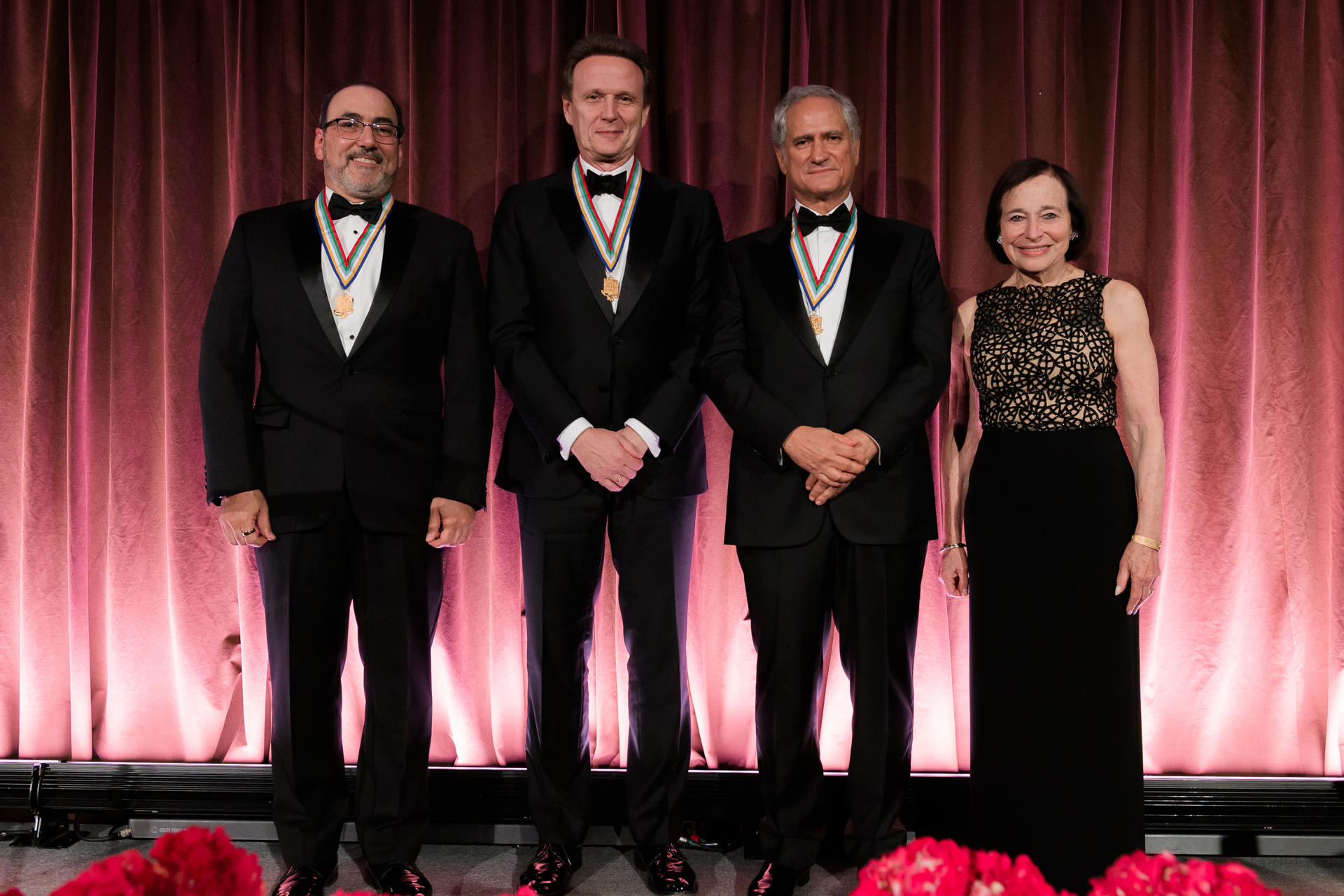 Fotografía cedida por Americas Society que muestra desde la izquierda; al presidente ejecutivo de CAF (Banco de Desarrollo de América Latina y el Caribe), Sergio Díaz-Granados; al consejero delegado de Iberdrola, Pedro Azagra; al fundador y presidente ejecutivo del Grupo CIE y de OCESA (Organización de Conciertos y Espectáculos), Alejandro Soberón, y a la presidenta y directora ejecutiva de Americas Society, Susan Segal, posando durante una ceremonia de premiación este martes, en Nueva York (EE.UU.). EFE/ Paula Abreu Pita/ Americas Society /SOLO USO EDITORIAL/ NO VENTAS/ SOLO DISPONIBLE PARA ILUSTRAR LA NOTICIA QUE ACOMPAÑA (CRÉDITO OBLIGATORIO)