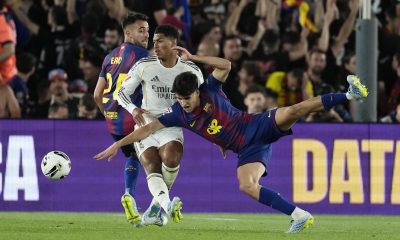 El defensa del FC Barcelona Pau Cubarsí (d) lucha con Jude Bellingham, del Real Madrid, en el Camp Nou, en Barcelona en foto de archivo Enric Fontcuberta. EFE