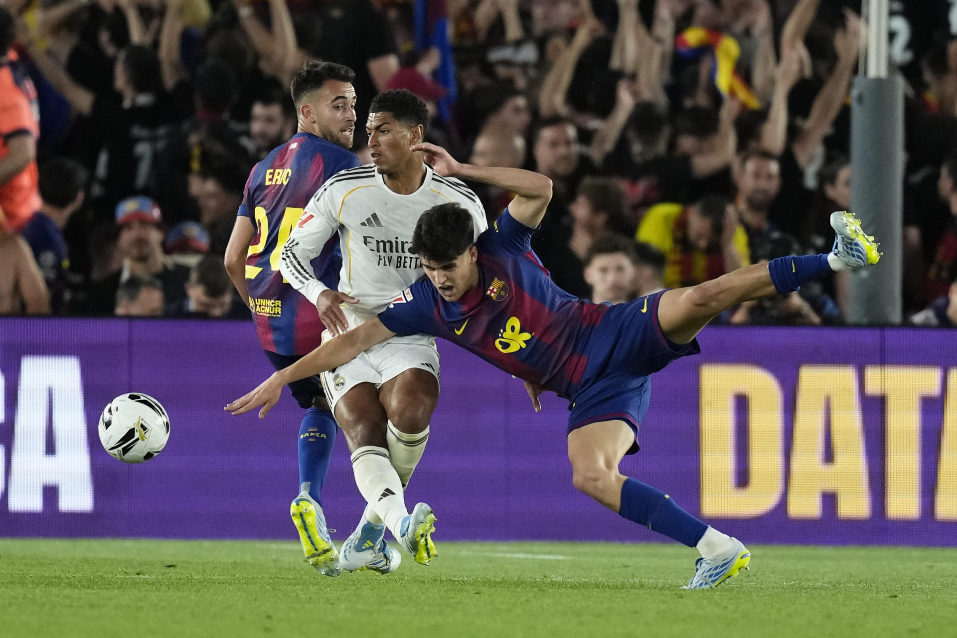 El defensa del FC Barcelona Pau Cubarsí (d) lucha con Jude Bellingham, del Real Madrid, en el Camp Nou, en Barcelona en foto de archivo Enric Fontcuberta. EFE