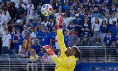 El arquero Edouard Mendy de Senegal ataja el balón este martes, en un partido del grupo I del Mundial de la FIFA 2026 entre Francia y Senegal en el estadio MetLife de Nueva Jersey (Estados Unidos). EFE/ Ángel Colmenares